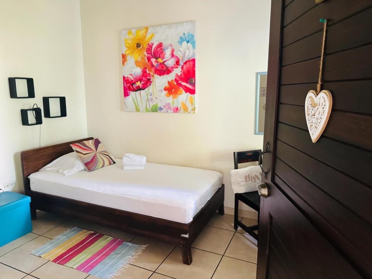 Casa De Lis Hotel & Tourist Info Centre Turrialba Dış mekan fotoğraf