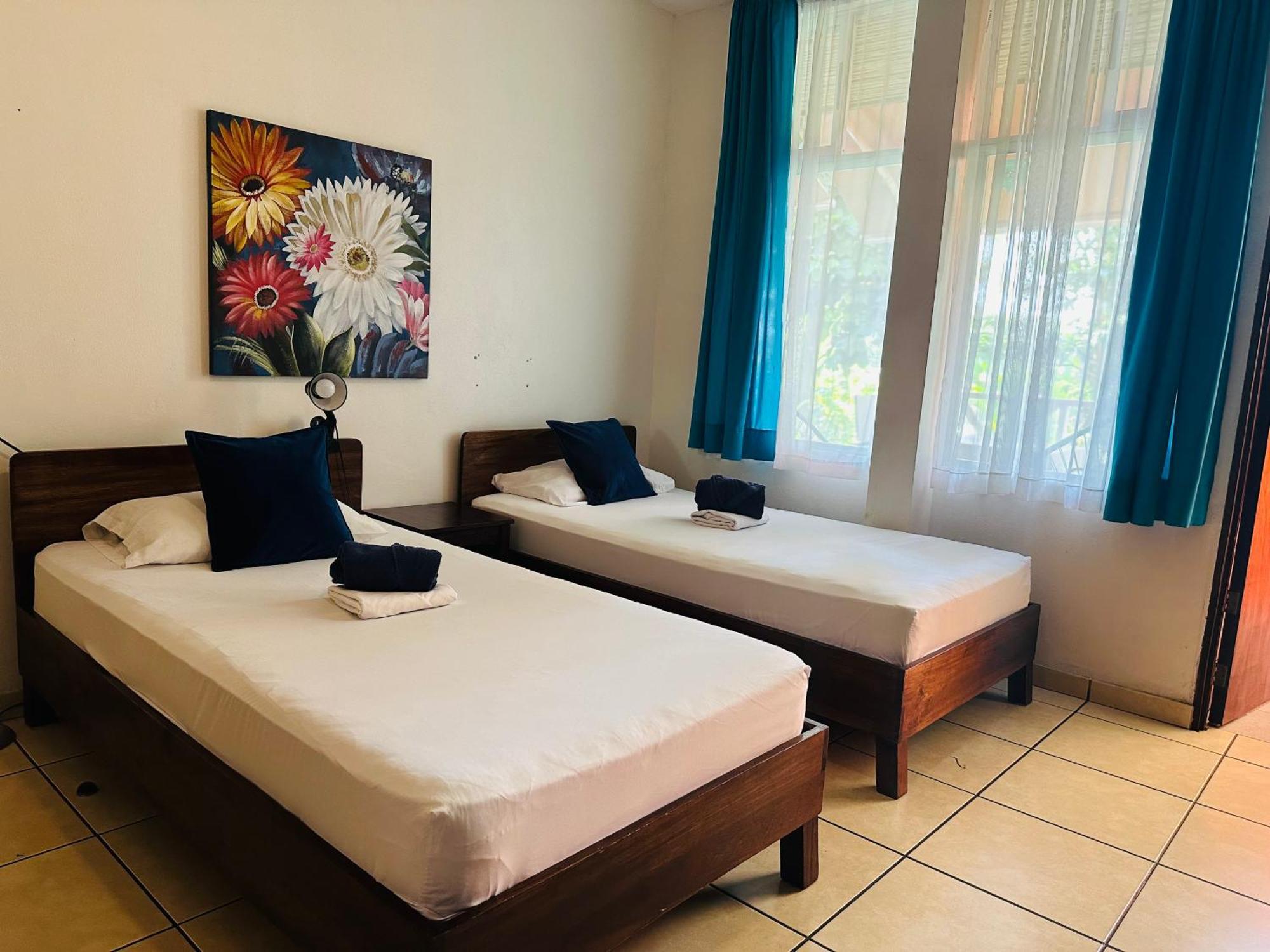 Casa De Lis Hotel & Tourist Info Centre Turrialba Dış mekan fotoğraf